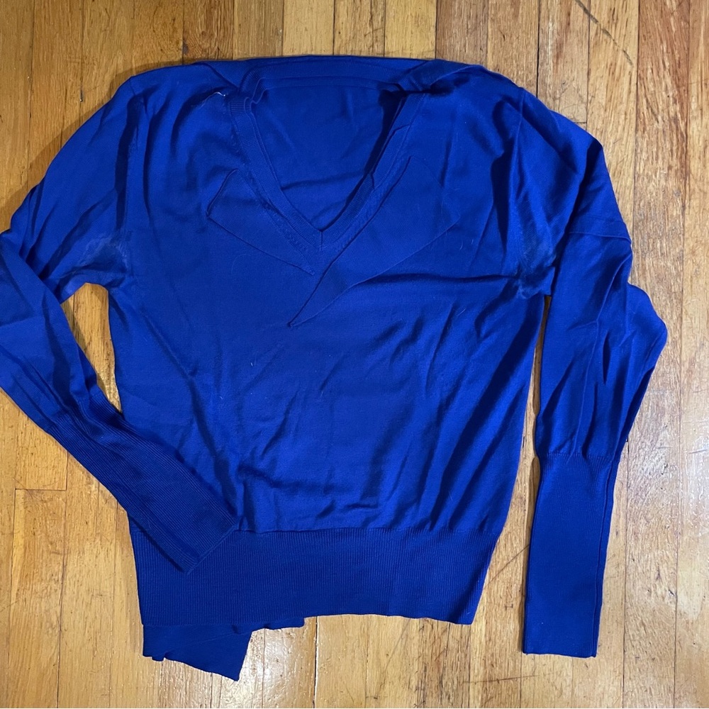 Unconditional cobalt blue sweater with geometric design details